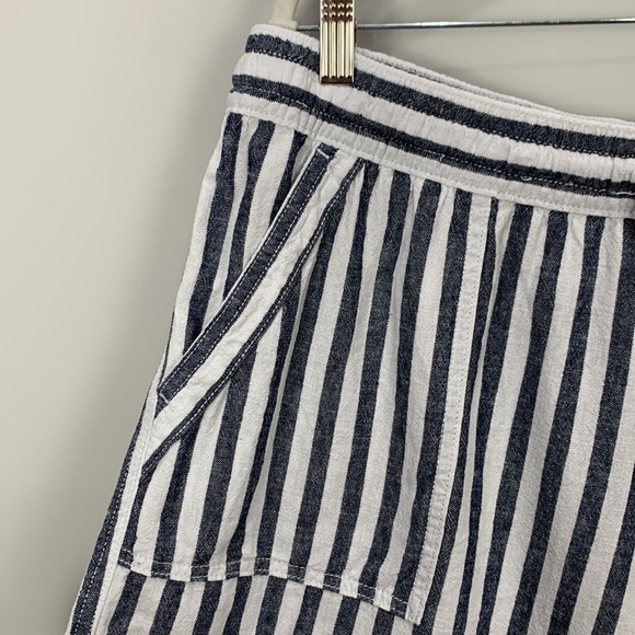 NWT- St. John's Bay Womens Linen Blend Mid Rise Soft Short Navy Stripe - Picture 5 of 11